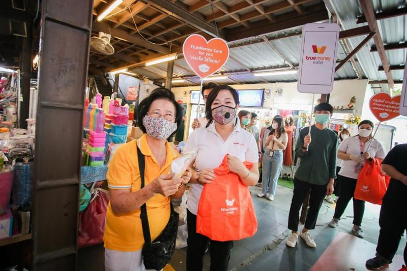 ทรูมันนี่ ห่วงใยสุขภาพผู้ค้า เดินสายแจกหน้ากากป้องกันไวรัส COVID-19 | PM2.5